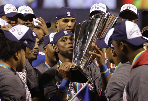 José Reyes celebra el título con los seguidores del conjunto. AP / Ben Margot