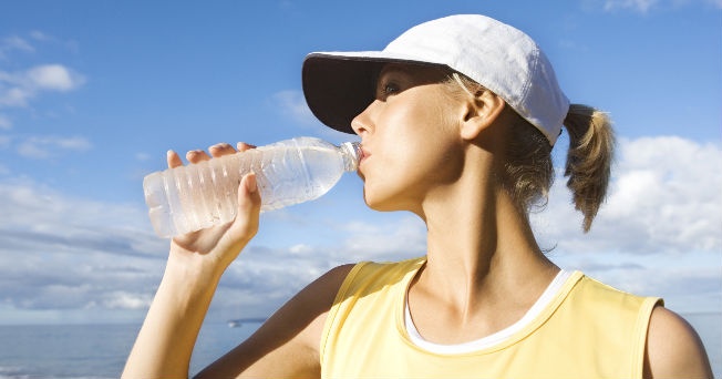 Beber agua y otros líquidos cuando hace calor, es una manera de asegurar la transpiración