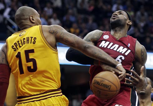 Gran partido de LeBron James ante sus excompañeros. AP / /Tony Dejak