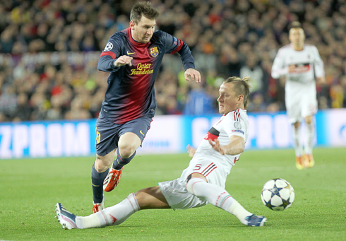 Messi fue un monstruo ayer en el Camp Nou; la defensa del Milan poco pudo hacer para frenarlo. AFP / Quique García