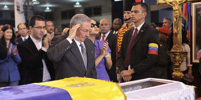 Este jueves en la noche, mandatarios latinoamericanos como Dilma Roussef (Brasil), Raúl Castro (Cuba) -en la foto-, José "Pepe" Mujica (Uruguay), y Rafael Correa (Colombia) rindieron homenaje al presidente Chávez en la capilla ardiente.