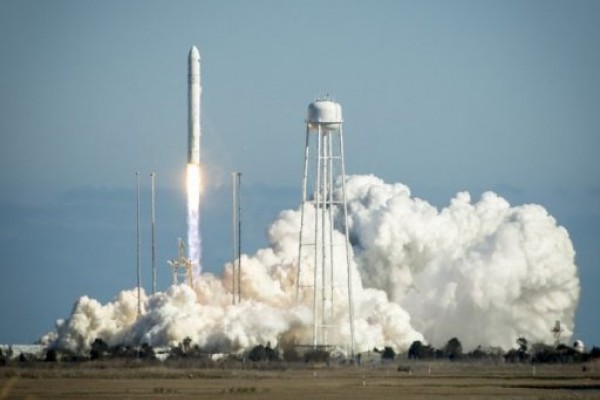 Orbital Sciences, la segunda empresa privada estadounidense utilizada por la NASA para abaratar costos, lanzó con éxito este domingo el primer vuelo de prueba de su cohete Antares