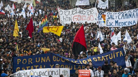 Estudiantes marcharon en Santiago por educación gratis