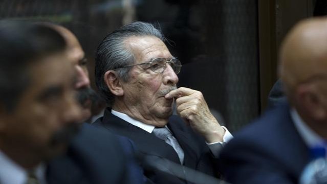 Ríos Montt y su jefe de inteligencia José Rodríguez Sánchez están acusados de haber ordenado y tener conocimiento de las masacres, asesinatos y violaciones masivas en Guatemala entre 1982 y 1983.