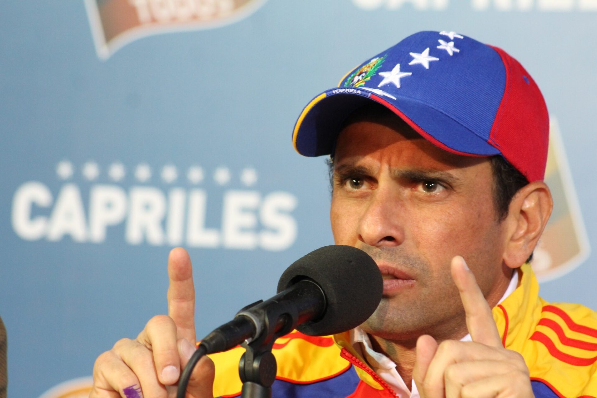 "No nos amenace, queremos que el país tenga paz. En democracia tenemos el derecho de disentir", dijo Capriles al presidente Maduro.