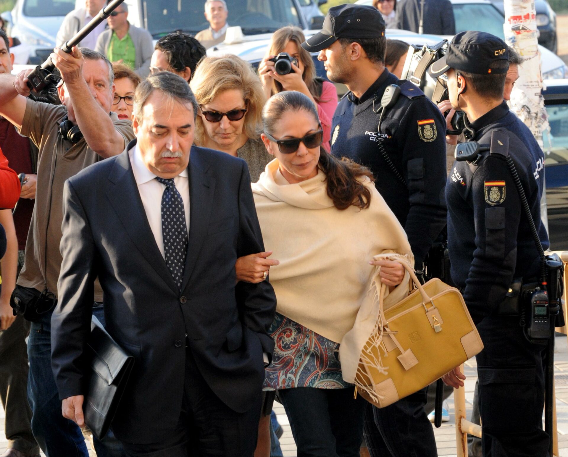 La tonadillera Isabel Pantoja, a su llegada ayer a la Audiencia de Málaga para conocer si es condenada por blanqueo de capitales