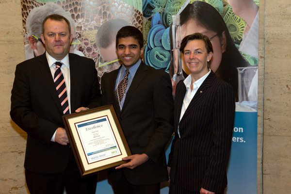 El joven Arjun Nair de 16 años recibió el nivel de máster de clase mundial por su investigación contra el cáncer