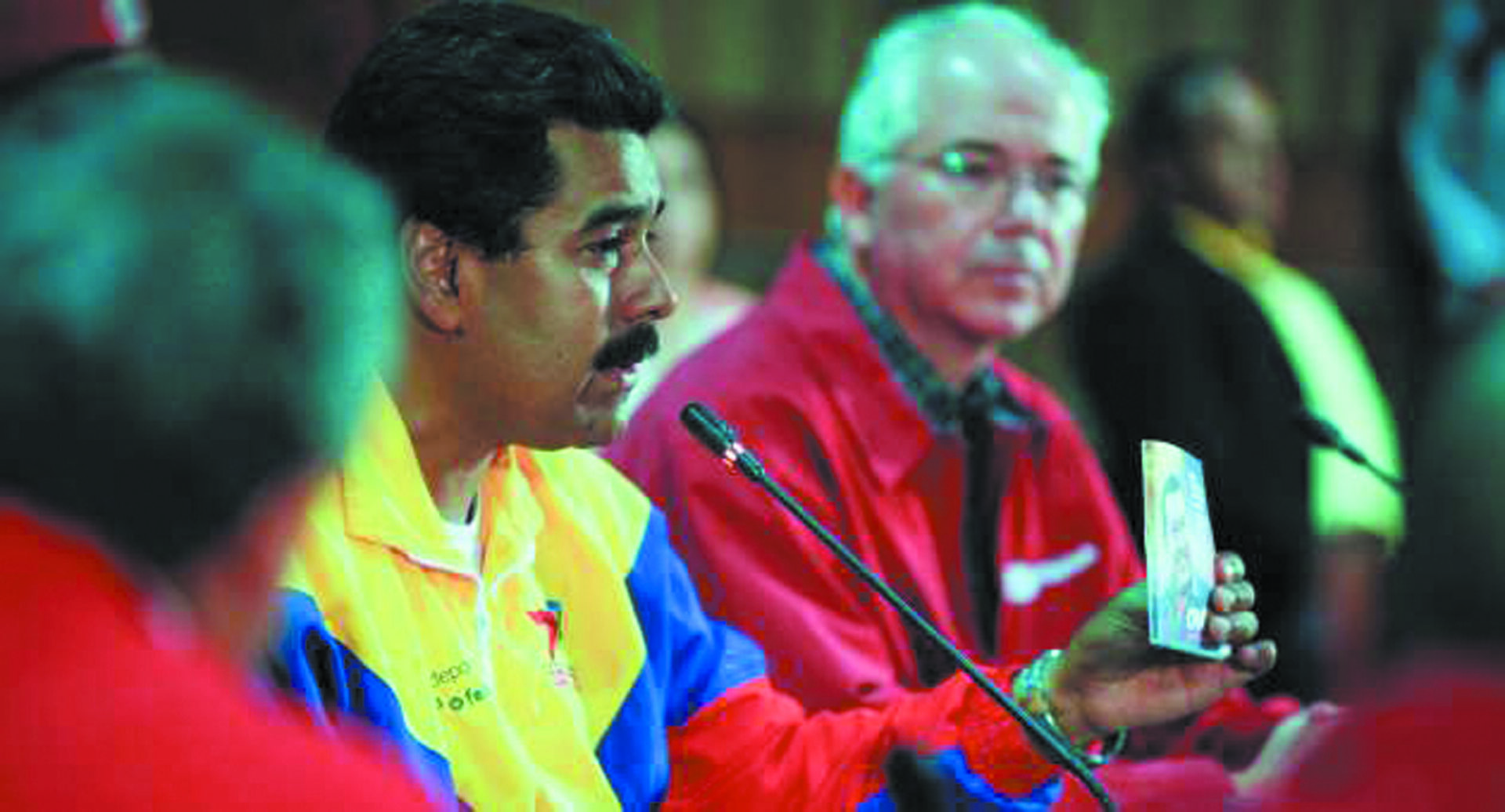 “Jamás habrá un golpe de Estado que pueda derrocar a la revolución, anoténlo. El pueblo va a seguir en el poder completo por este siglo", dijo Nicolás Maduro en un acto en Pdvsa.