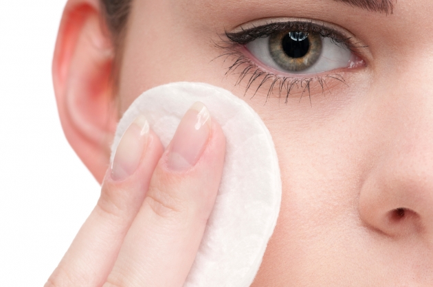 Limpia tu cutis todos los días, a la mañana y a la noche. Con el rostro limpio, aplica crema hidratante para tu tipo de piel en toda la cara