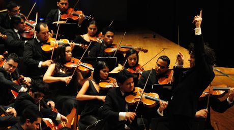 Gustavo Dudamel dirige a la Orquesta Sinfónica "Simón Bolívar"