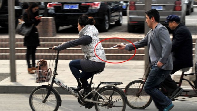 Wang Hongbo, de 32 años, fue capturado por la cámara al levantar el teléfono del bolsillo de una mujer mientras ésta manejaba bicicleta