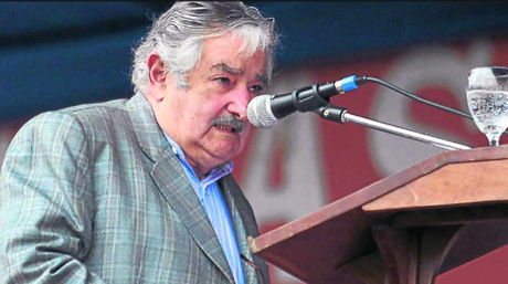 El presidente de Uruguay, José Mujica, dijo, cuando creía que los micrófonos estaban apagados, que: "esta vieja es peor que el tuerto",en relación a Cristina Fernández y su difunto esposo, Néstor Kirchner