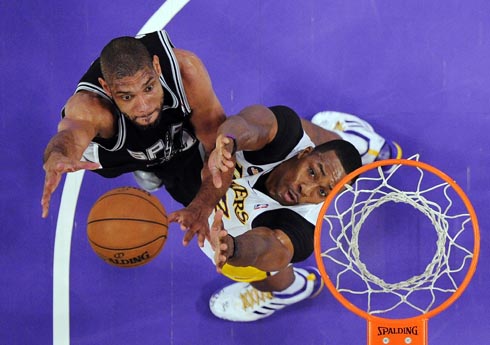 Howard ha estado tomando el protagonismo que se esperaba en los Lakers. AP / Mark J. Terrill