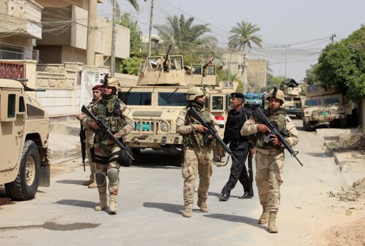 Soldados iraquíes recorren el distrito de Adhamiya en Bagdad, Irak, el jueves 18 de abril de 2013.