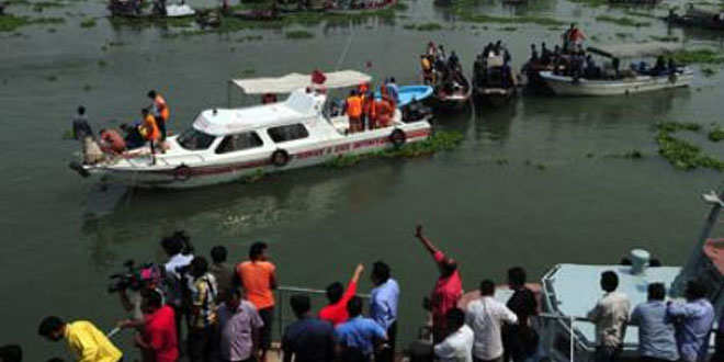 Al menos 35 personas se hallan desaparecidas tras caer hoy a un río un autobús que estaba siendo transportado por un ferry en el sur de Bangladesh