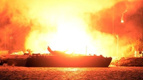 Una de dos barcos de combustible arde luego de explosiones en el río Mobile en Alabama