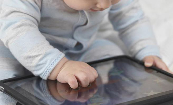 Una niña de 4 años que ha sido diagnosticada como adicta al iPad