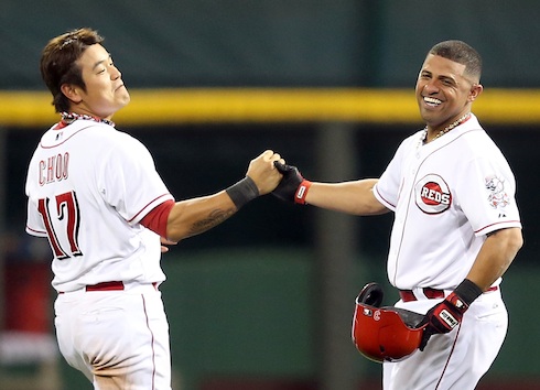 Shin-Soo Choo celebra la gran victoria con Izturis  AFP / Andy Lyons