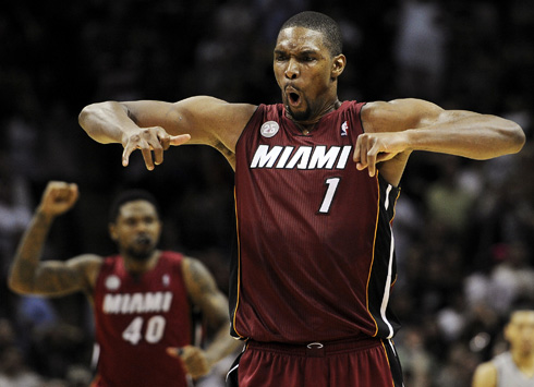 Chris Bosh fue protagonista en el partido ante los San Antonio Spurs. AP / Darren Abate