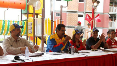 Maduro en una inspección a Pwdrocasa en el Zulia,  pido un aplauso de la clase obrera venezolana para Tibisay Lucena. Que se respete como mujer, como profesional”, añadió el Presidente.