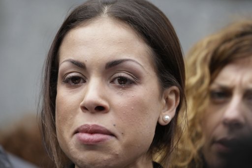 Karima el-Mahroug, alias Ruby, una marroquí mezclada en un caso de prostitución del ex primer ministro Silvio Berlusconi, con los reporteros frente a un juzgado de Mián el jueves, 4 de abril de 2013.