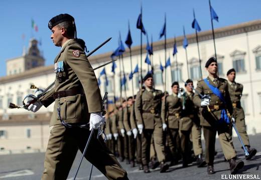 Soldados desfilan ante el palacio Quirinale, oficina del Presidente de Italia