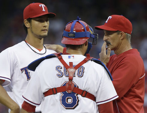 Darvish debió retirarse a las duchas por una ampolla en un dedo de su mano de lanzar. AP / LM Otero