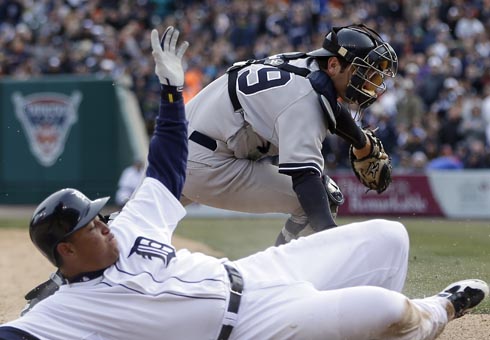 El receptor venezolano Francisco Cervelli -aquí protagonizando una jugada en home con Miguel Cabrera- es una de las nuevas bujías del equipo. AP / Carlos Osorio