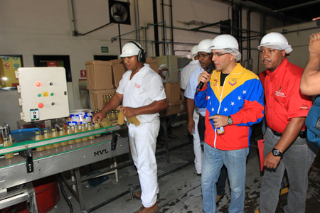 El vicepresidente de la República, Jorge Arreaza, y la ministra para la Salud, Isabel Iturria, realizaron un recorrido de inspección por el Centro Nacional de Genética Médica Dr. José Gregorio Hernández, ubicado en Guarenas, estado Miranda. “El gobierno de eficiencia en la calle inspeccionando y revisando los logros de la revolución y los problemas del pueblo”, expresó Arreaza. Pág 2