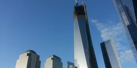 El edificio One World Trade Center de Nueva York se ha convertido en la torre más alta del mundo occidental con la colocación el viernes de la última pieza de su puntal