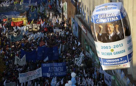 La mandataria argentina Cristina Fernández  pidió a los argentinos en un multitudinario acto el sábado "que tengan memoria, sean inteligentes, y piensen en la patria".