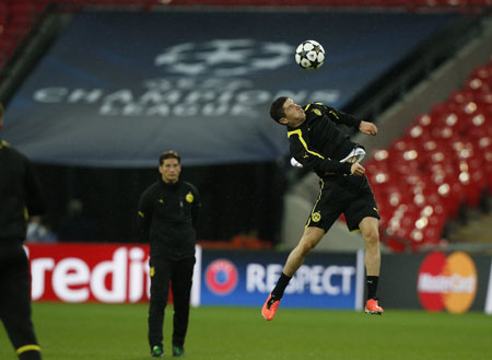 Lewandowski es observado por el cuerpo técnico durante el entrenamiento del Dormunt ayer