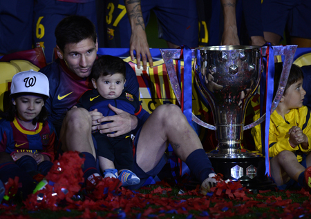 El lesionado Messi celebró con sus compañeros