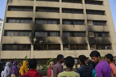 Un incendio en una fábrica textil de 11 pisos en Bangladesh mató a ocho personas, incluso un político del partido gobernante y un alto funcionario del poderoso grupo de la industria del vestido