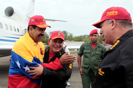 El mandatario nacional Nicolás Maduro, se confunde en un abrazo con el presidente de la AN, Diosdado Cabello, con uniforme militar, en presencia del ministro de la defensa nacional, Almirante Diego Molero.