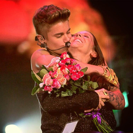 El ídolo juvenil Justin Bieber, subió a su madre al escenario durante un concierto en Sudáfrica