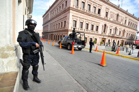 Cinco guardias que custodiaban el Palacio de Gobierno del estado mexicano de Coahuila, ubicado en Saltillo, y un civil que trabajaba en el lugar resultaron ayer heridos