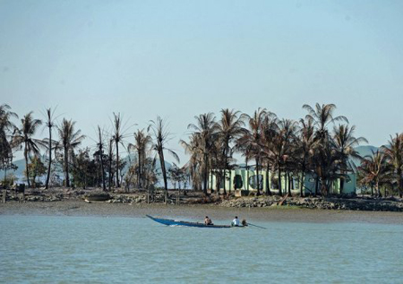 Un total de 58 personas, musulmanes de la minoría apátrida de los rohingyas, que buscaban refugio ante la inminente llegada de un ciclón, desaparecieron en el naufragio de un barco en el golfo de Bengala