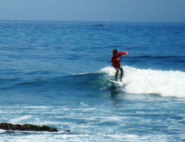 Casi un centenar de surfistas de 34 universidades se lanzaron al agua de la Playa La Punta en Los Caracas