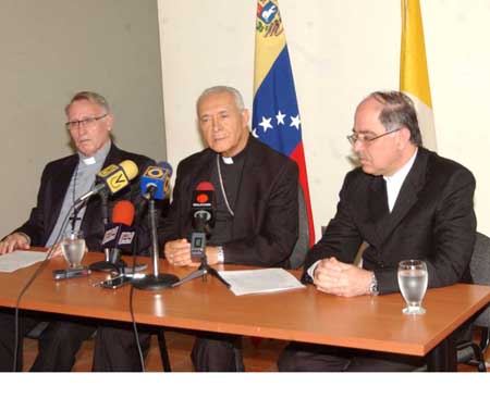 Los monseñores Josñe Angel Dibasson, Diego Padrón y Jesús González de Zárate, durante su encuentro con los medios de comunicación.