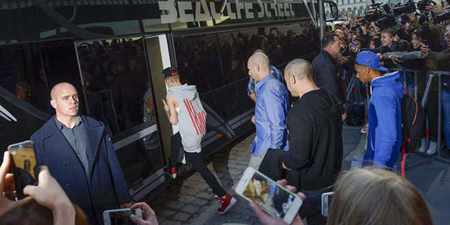 El cantante de pop Justin Bieber, que ofrecerá un concierto en Estambul, provocó un incidente en el aeropuerto de la ciudad al saltarse el control de pasaportes