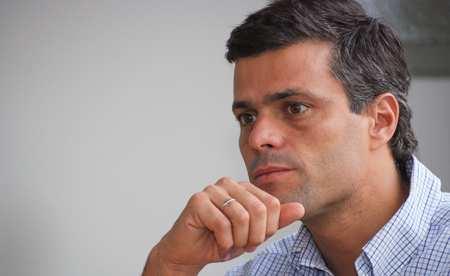 El dirigente nacional del Comando Simón Bolívar y responsable nacional de Voluntad Popular, Leopoldo López, partió este lunes hacia Montevideo, Uruguay