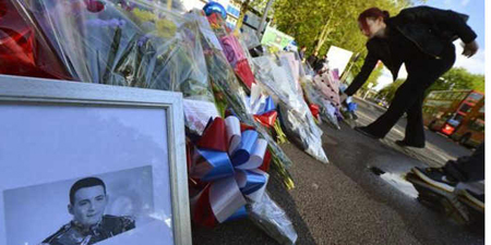 Los manifestantes de extrema derecha portaron pancartas con lemas como "Sangre en vuestras manos" y "Reino Unido RIP"