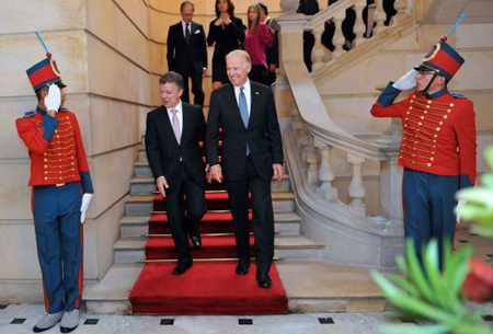 Joe Biden llegó a Colombia en visita oficial el domingo y en la noche del lunes, tras su encuentro con Santos,  viajaba a Trinidad y Tobago.