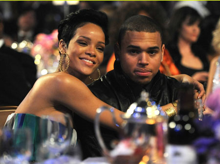Tras las declaraciones de Chris Brown en la radio australiana, en las que dijo que ya no mantenía relación amorosa con Rihanna, la cantante ha decidido también decir adiós.