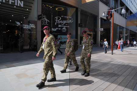 Policías detienen vehículo con pancarta en la que se puede leer "Somos británicos"