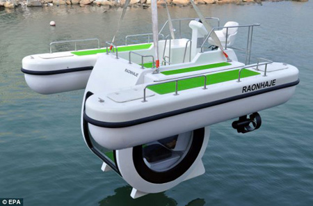 Con una cabina central, asientos de ventanas panorámicas y capacidad para cinco pasajeros llega el nuevo bote “Semisub”, permite explorar el fondo del mar con un cabina especialmente diseñada para ello