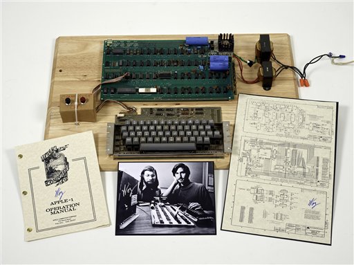 Esta foto sin fechar suministrada por la casa de subastas Christie muestra un prototipo de computadora "Apple 1", construida en 1976, junto con un manual de operación y esquemas, así como una foto de sus inventores: Steve Wozniak (izquierda) y Steve Jobs. Foto AP