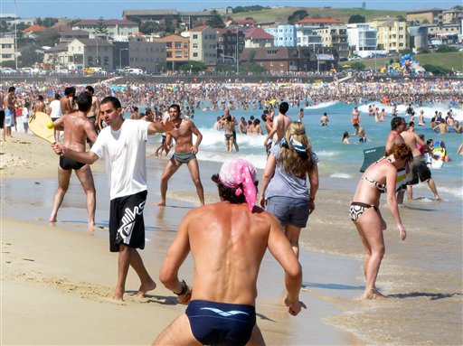 Numerosas personas se divierten en la playa Bondi en Sidney, Australia, el 6 de enero de 2009. El uso diario de bloqueador solar protege contra el envejecimiento de la piel, afirman investigadores australianos. (AP foto/Rob Griffith)