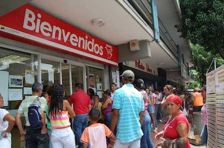 Largas colas deben realizarse para poder adquirir alimentos en algunos supermercados/Foto Jaima Manrique/LaVoz